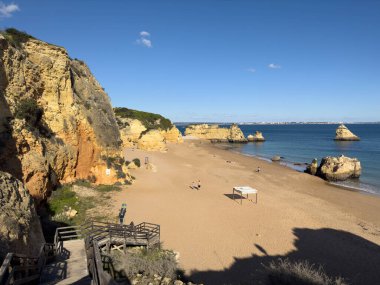 Turkuaz deniz suyu ve kayalıklar, Portekiz ile Praia Dona Ana plaj. Güzel Dona Ana Beach (Praia Dona Ana) Lagos, Algarve, Portekiz.