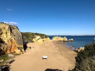 Turkuaz deniz suyu ve kayalıklar, Portekiz ile Praia Dona Ana plaj. Güzel Dona Ana Beach (Praia Dona Ana) Lagos, Algarve, Portekiz.