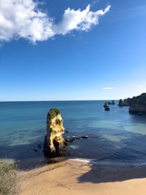 Turkuaz deniz suyu ve kayalıklar, Portekiz ile Praia Dona Ana plaj. Güzel Dona Ana Beach (Praia Dona Ana) Lagos, Algarve, Portekiz.