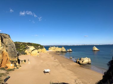 Turkuaz deniz suyu ve kayalıklar, Portekiz ile Praia Dona Ana plaj. Güzel Dona Ana Beach (Praia Dona Ana) Lagos, Algarve, Portekiz.
