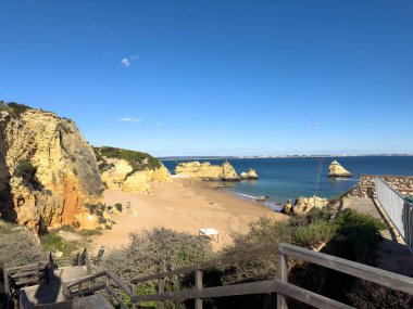 Turkuaz deniz suyu ve kayalıklar, Portekiz ile Praia Dona Ana plaj. Güzel Dona Ana Beach (Praia Dona Ana) Lagos, Algarve, Portekiz.