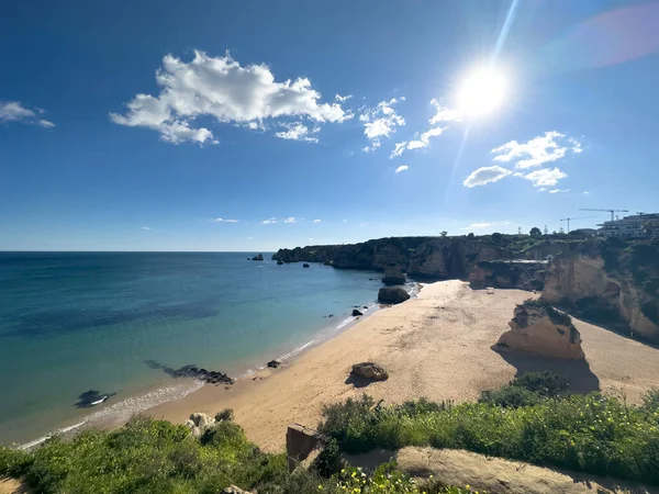 Turkuaz deniz suyu ve kayalıklar, Portekiz ile Praia Dona Ana plaj. Güzel Dona Ana Beach (Praia Dona Ana) Lagos, Algarve, Portekiz.