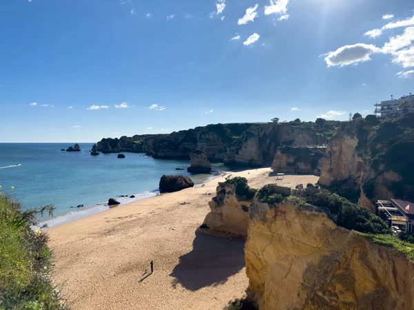 Turkuaz deniz suyu ve kayalıklar, Portekiz ile Praia Dona Ana plaj. Güzel Dona Ana Beach (Praia Dona Ana) Lagos, Algarve, Portekiz.