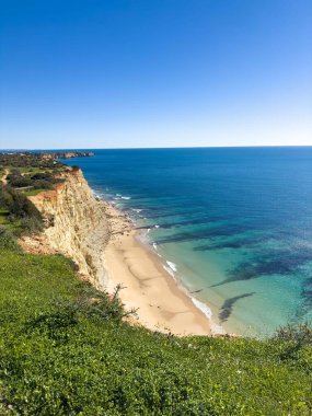 Ponta da Piedade, Algarve bölgesi, Portekiz 'deki Lagos yakınlarında güzel kumlu bir sahil.