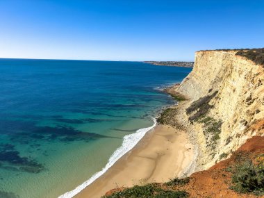 Ponta da Piedade, Algarve bölgesi, Portekiz 'deki Lagos yakınlarında güzel kumlu bir sahil.