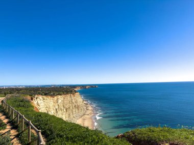 Ponta da Piedade, Algarve bölgesi, Portekiz 'deki Lagos yakınlarında güzel kumlu bir sahil.