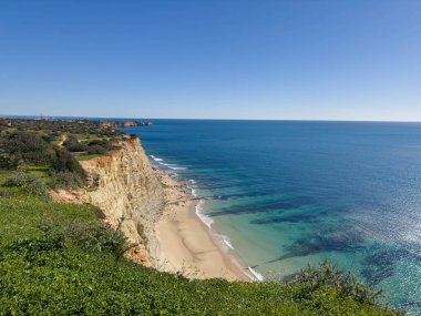 Ponta da Piedade, Algarve bölgesi, Portekiz 'deki Lagos yakınlarında güzel kumlu bir sahil.