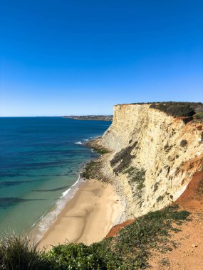 Ponta da Piedade, Algarve bölgesi, Portekiz 'deki Lagos yakınlarında güzel kumlu bir sahil.