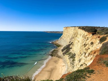Ponta da Piedade, Algarve bölgesi, Portekiz 'deki Lagos yakınlarında güzel kumlu bir sahil.