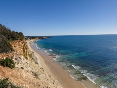 Ponta da Piedade, Algarve bölgesi, Portekiz 'deki Lagos yakınlarında güzel kumlu bir sahil.