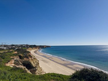 Ponta da Piedade, Algarve bölgesi, Portekiz 'deki Lagos yakınlarında güzel kumlu bir sahil.