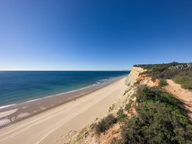 Ponta da Piedade, Algarve bölgesi, Portekiz 'deki Lagos yakınlarında güzel kumlu bir sahil.