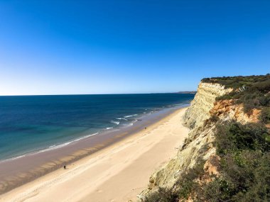 Ponta da Piedade, Algarve bölgesi, Portekiz 'deki Lagos yakınlarında güzel kumlu bir sahil.