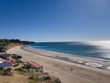 Ponta da Piedade, Algarve bölgesi, Portekiz 'deki Lagos yakınlarında güzel kumlu bir sahil.