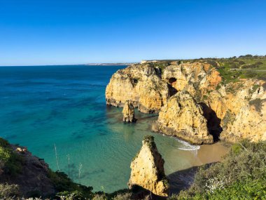 Ponta da Piedade, Algarve bölgesi, Portekiz 'deki Lagos yakınlarında güzel kumlu bir sahil.