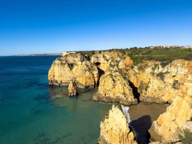 Ponta da Piedade, Algarve bölgesi, Portekiz 'deki Lagos yakınlarında güzel kumlu bir sahil.