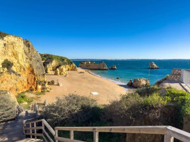 Turkuaz deniz suyu ve kayalıklar, Portekiz ile Praia Dona Ana plaj. Güzel Dona Ana Beach (Praia Dona Ana) Lagos, Algarve, Portekiz.