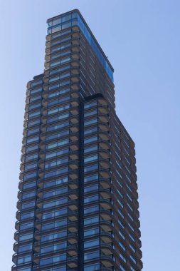 Londra İngiltere - Modern gökdelenler içindeki ofis merkezini kapatın. Gökyüzü, bulut yansıması ve ikametgah daireleri olan mavi temiz modern cam duvar.
