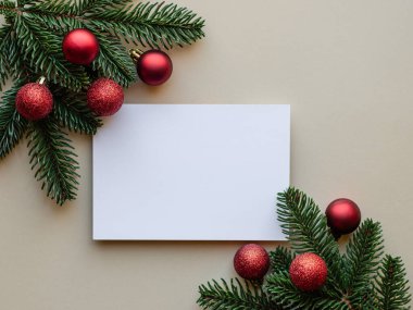 Bu zarif Noel kartı modeli, yemyeşil dallar ve parlak kırmızı süslemelerle çevrili boş bir beyaz kart içeriyor. Tatil tebrikleri, davetiyeler ya da kişisel mesajlar için mükemmel.