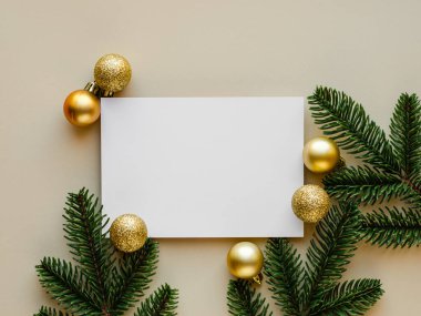 Tarafsız bir bej arka planda boş bir beyaz kartı çevreleyen altın Noel mücevherleri ve çam dallarının yer aldığı şenlikli bir sahne. Bayram kutlamaları, davetiyeler ya da mevsimlik duyurular için mükemmel.