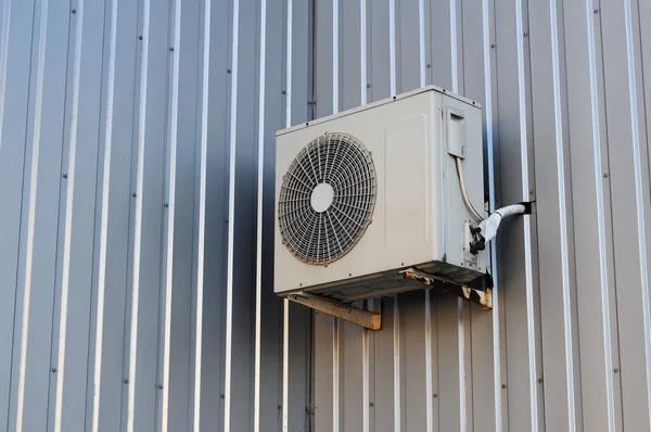 Luftkonditioneringens Externa Enhet Installerad Husets Fasad Muren Gjord Profilerad Metall — Stockfoto