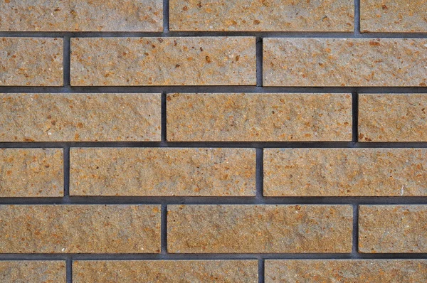 深灰色接缝的褐色瓷砖的砖块结构 — 图库照片