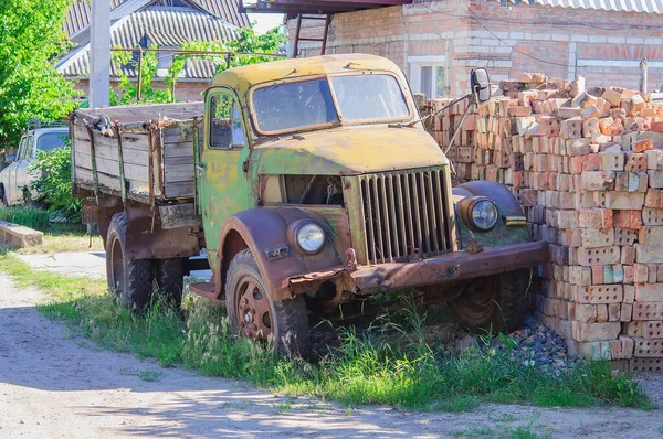 Camião Velho Raro Metal Enferrujado Abandonado Lado Carro — Fotografia de Stock