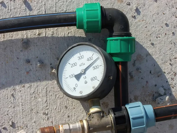 A manometer that measures the pressure in plastic pipes for floor heating
