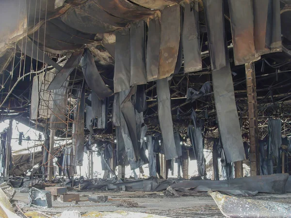 仓库失火后 黑色烧焦的钢板像破布一样挂在天花板上 消防安全未计 — 图库照片