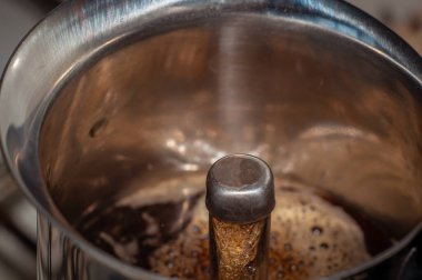 Kahve makinesinin başlığından gayzer kahve köpükleri, İtalyanca pişirme, yakın plan..