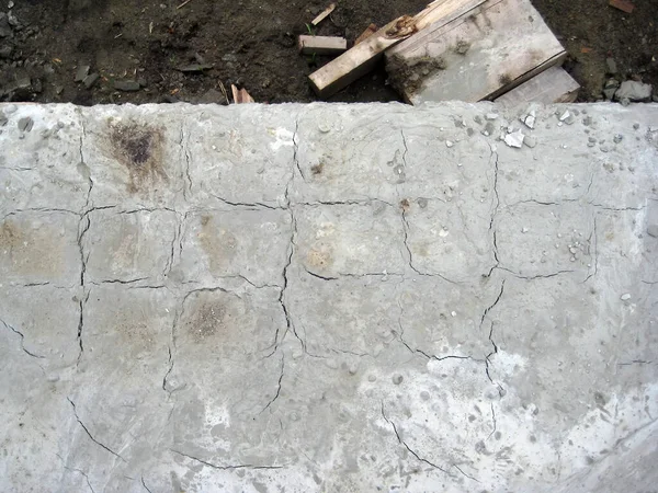 Cracks in the shrinkage of concrete in the foundation slab are caused by a violation of construction technology.