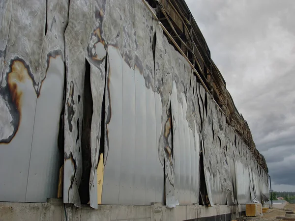 Συνέπειες Φωτιάς Αποθήκη Απανθρακωμένοι Μισοκατεστραμμένοι Τοίχοι Από Σαντουιτσάκια — Φωτογραφία Αρχείου