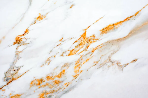 白色的乳白色大理石 有明亮的橙色脉络和水花 带有铁锈脉的白色大理石的结构 — 图库照片