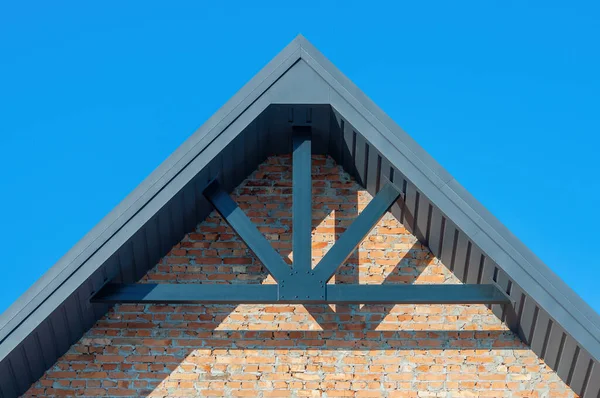 Szczyt Domu Wykonany Jest Cegły Dach Obszytymi Narożnikami Budowa Dachu — Zdjęcie stockowe