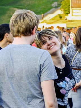 Kyiv, Ukrayna. 28 Mayıs 2011. Genç bir çift konserde dans ediyor, kız gülümsüyor, neşeli görünüyor..