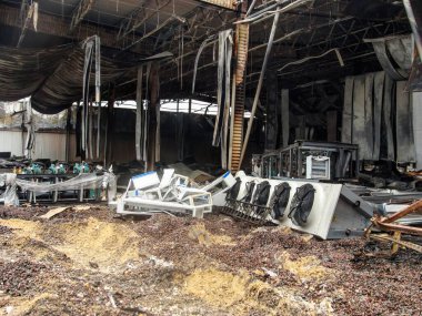 Depoda çıkan yangının, yıkılan binaların ve yerdeki endüstriyel klimaların sonuçları.