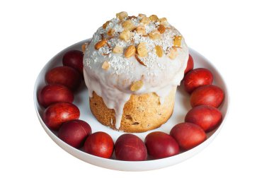 Geleneksel Paskalya pastası, beyaz üzerine serpiştirilmiş yumurta ve boya..