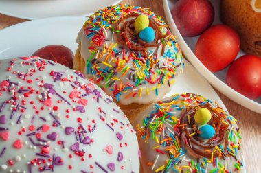 Geleneksel paska ve renkli yumurtalar. Sarı-mavi yumurtalı yuva, yakın plan..