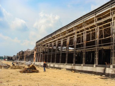 Yangın sonrası bir depo inşaatı. Binanın iskeletinde gözle görülür hasar var..