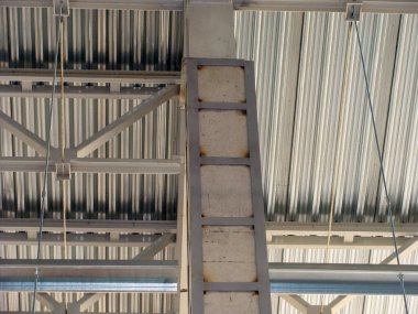 Metal takviyeli beton kolonun endüstriyel yapı destekli yakın çekimi.