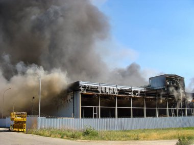 Soğuk depo binasından yükselen yoğun dumanla depo yangını.