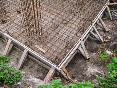 İleride beton dökülmesi için inşaat şebekesi ve ahşap kaplama ile temel çalışması.