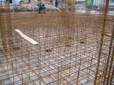 Güçlendirilmiş vakıf levhası ve sütun demiri hazırlıklarına sahip inşaat alanı.