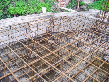 İnşaat projesi için beton ve ahşap döşeme ile yapılan vakıf çerçevesi çimento ile doldurulmaya hazır..