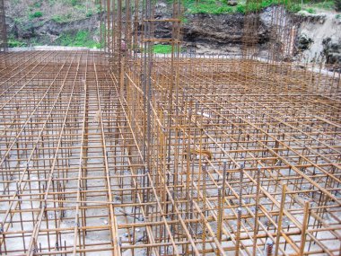 Dayanıklı bir ev inşaatı için takviye çelik iskeleti beton dökülmesini bekliyor..