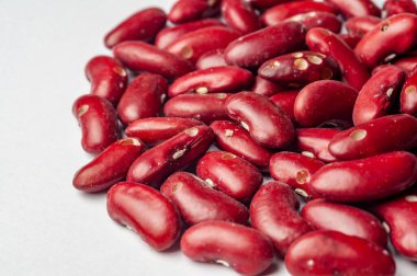 Bir stüdyo dolusu kırmızı böbrek fasulyesi sağlıklı beslenme ve vejetaryen diyetlerini göstermek için ideal renk ve şeklini gösterir..