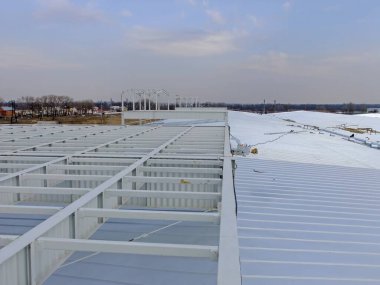 Yüksek açılı çekimde, yapısal destekli yeni bir metal çatı inşa edilerek modern yapı uygulamalarına göz atma olanağı sağlanıyor..