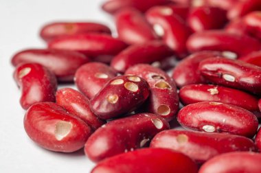 Makro, pişirilmemiş, koyu kırmızı fasulye yığınının dokusunu ve şeklini gösteriyor. Yemek pişirme ve tarımsal temalar için mükemmel..