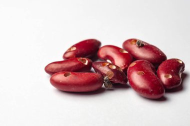Böbrek fasulyelerini kapatın. Küçük çıkış delikleriyle karakterize edilen fasulye bitleri zarar görmüş. Böcek kontrolü ve ürün yönetimi üzerine yoğunlaş.