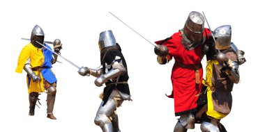 Zırhlı şövalyeler dinamik bir kılıç dövüşü yapar. Temiz beyaz bir zemin karşısında tarihi dövüş yetenekleri sergilerler..